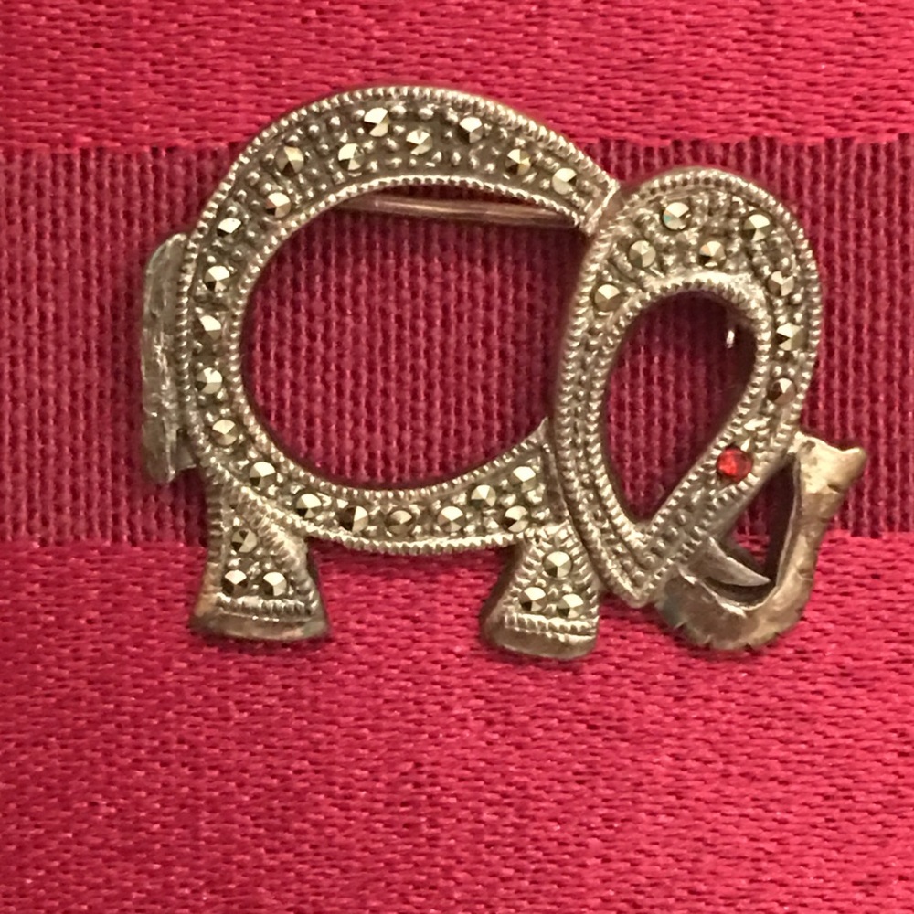 VINTAGE Silver elephant Brooch - Picture 2 of 5